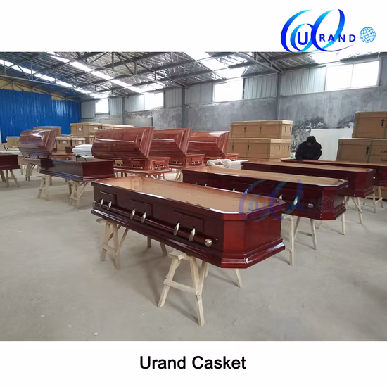 Крупногабаритная шкатулка и шкатулка из массива тополя с бархатной глянцевой внутренней поверхностью.